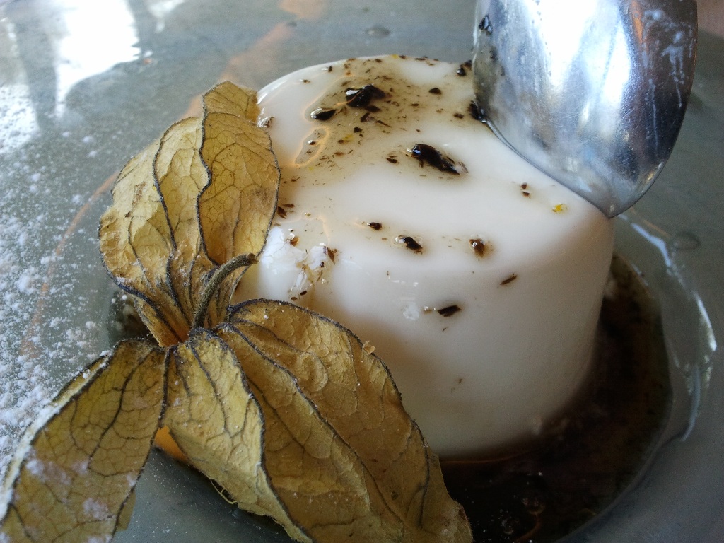 El Trull d'en Francesc en Boadella de l´Empordà Queso fresco de Siurana con miel de naranja y trompetas del amor